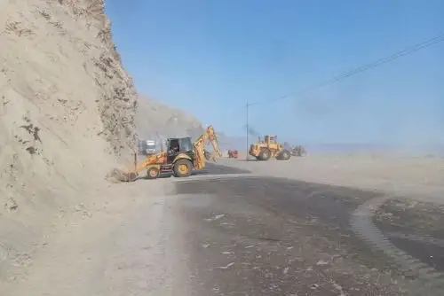 A pesar de que el paso de vehículos ya se desarrolla con normalidad, el personal y el equipo mecánico permanecen en el lugar para ejecutar trabajos complementarios.