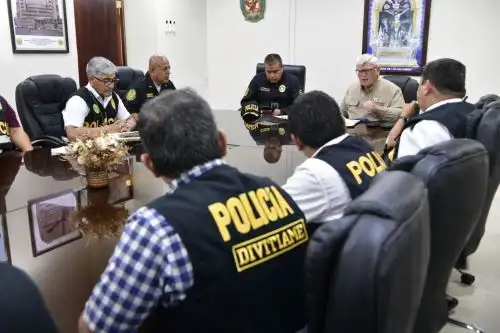 Ministro Begazo supervisó la labor de la División de Investigación contra Extorsiones. Foto: MININTER/Difusión