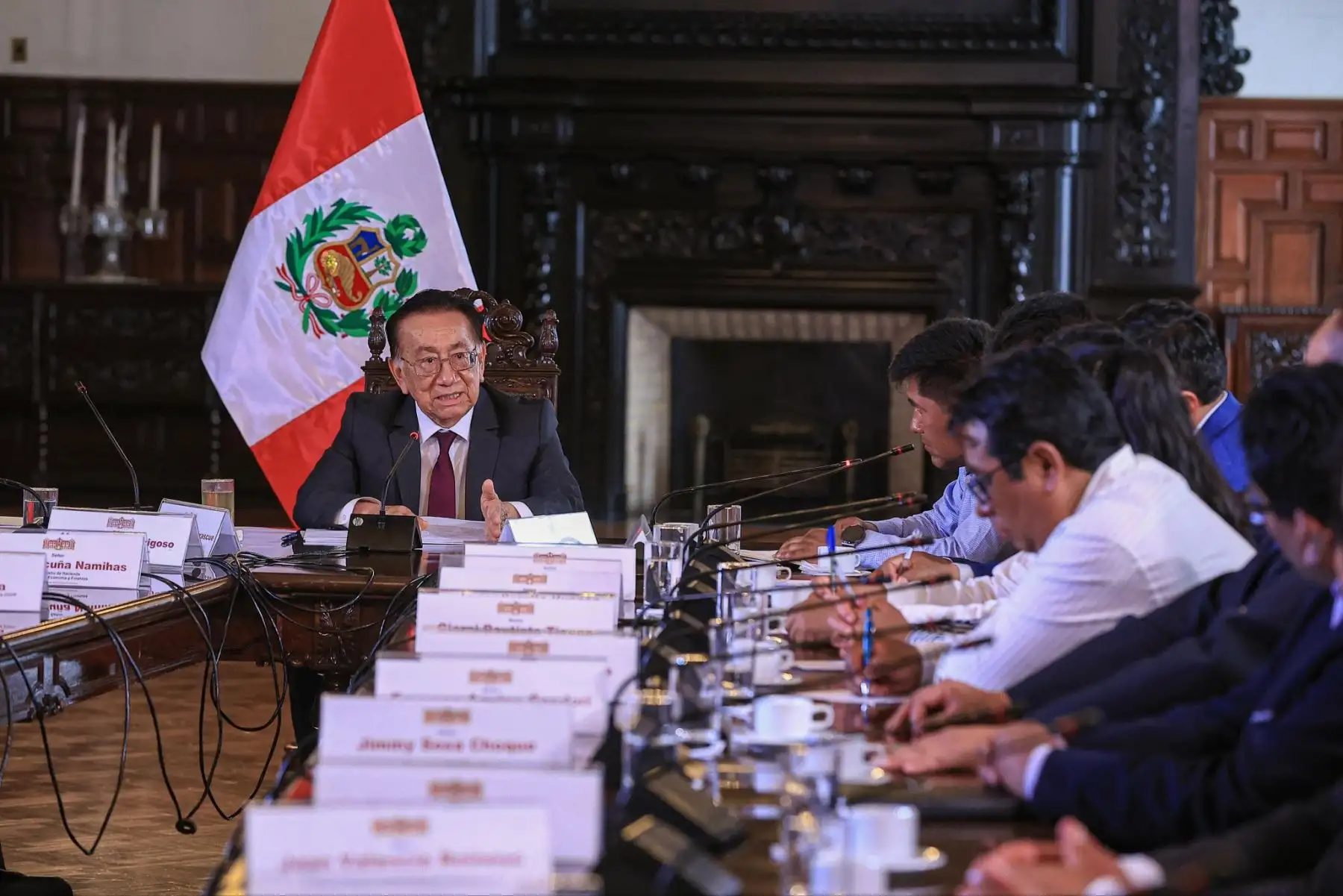 El presidente José Balcázar sostuvo una reunión de trabajo con las autoridades del GORE Puno para atender las demandas urgentes de los distritos con menores recursos, priorizando la implementación de hospitales, la mejora de los servicios de salud en la región, entre otras necesidades. Foto: ANDINA/Prensa Presidencia