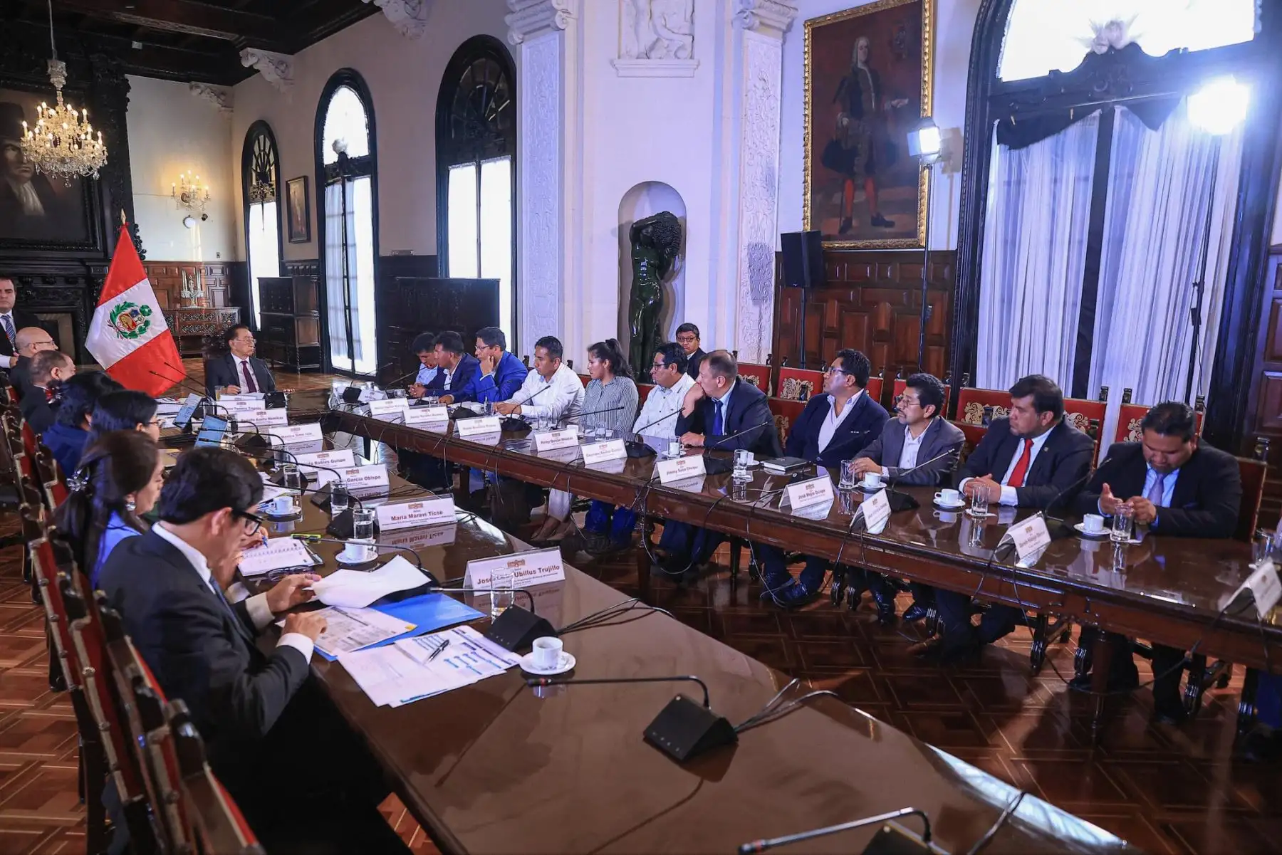 El presidente José Balcázar sostuvo una reunión de trabajo con las autoridades del GORE Puno para atender las demandas urgentes de los distritos con menores recursos, priorizando la implementación de hospitales, la mejora de los servicios de salud en la región, entre otras necesidades. Foto: ANDINA/Prensa Presidencia