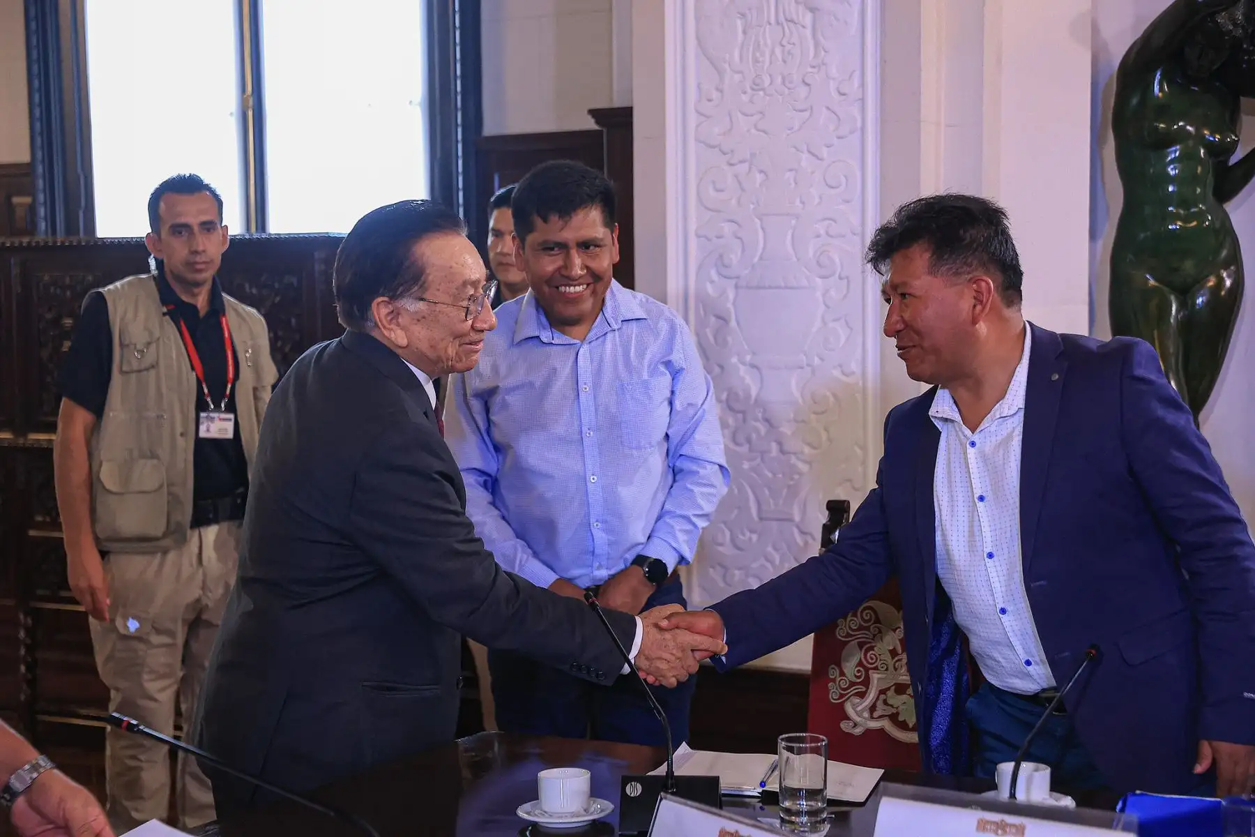 El presidente José Balcázar sostuvo una reunión de trabajo con las autoridades del GORE Puno para atender las demandas urgentes de los distritos con menores recursos, priorizando la implementación de hospitales, la mejora de los servicios de salud en la región, entre otras necesidades. Foto: ANDINA/Prensa Presidencia