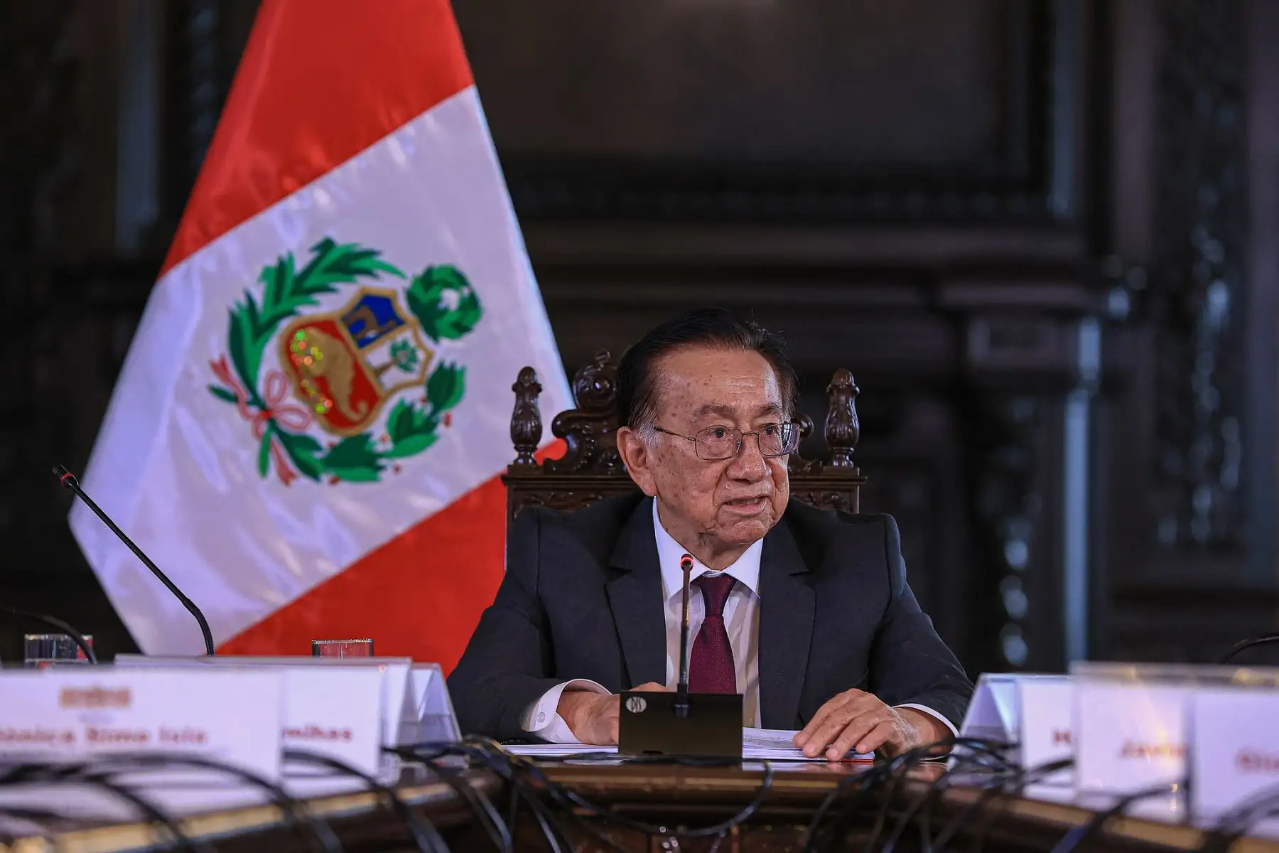 El presidente José Balcázar sostuvo una reunión de trabajo con las autoridades del GORE Puno para atender las demandas urgentes de los distritos con menores recursos, priorizando la implementación de hospitales, la mejora de los servicios de salud en la región, entre otras necesidades. Foto: ANDINA/Prensa Presidencia