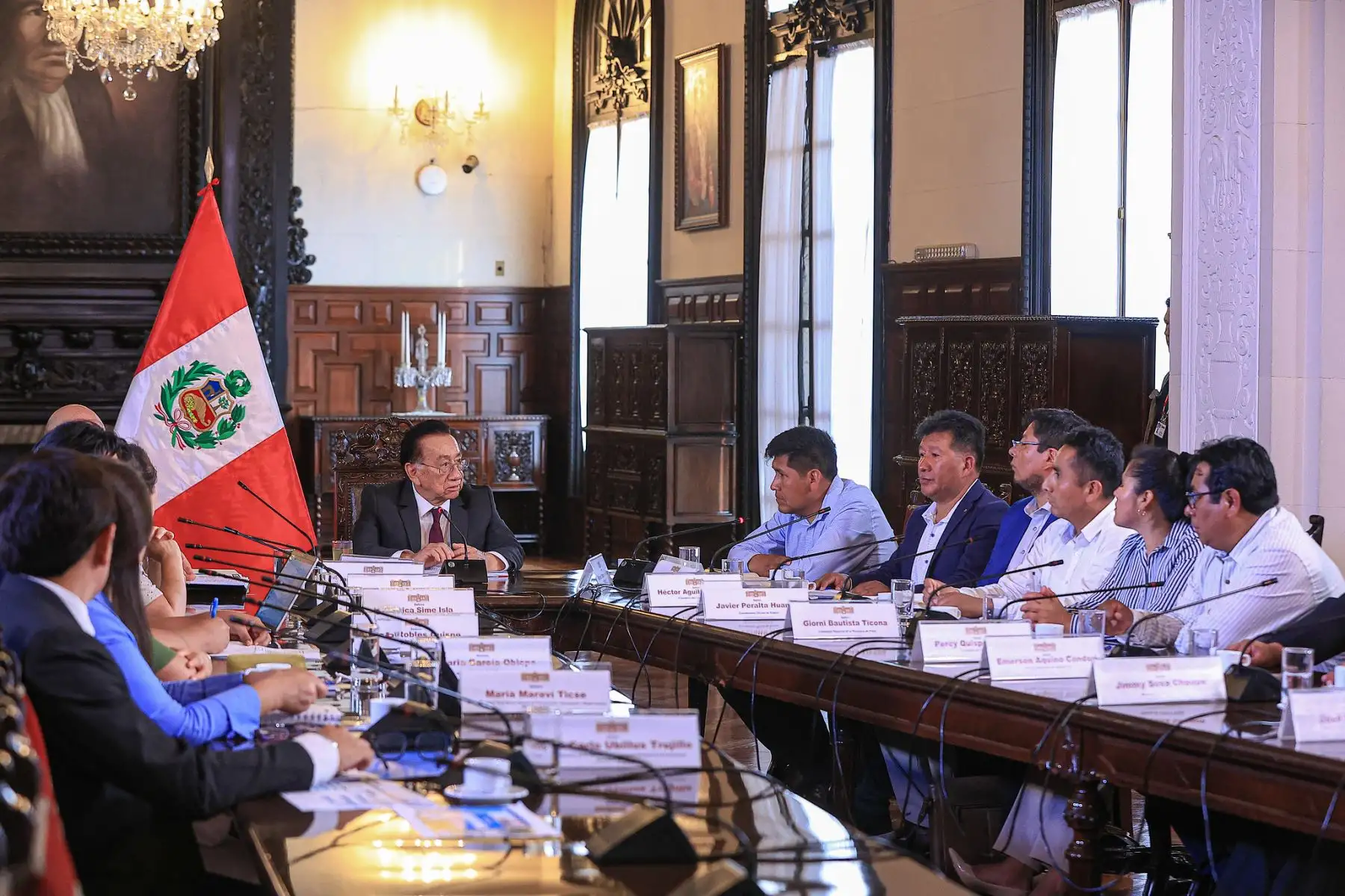 El presidente José Balcázar sostuvo una reunión de trabajo con las autoridades del GORE Puno para atender las demandas urgentes de los distritos con menores recursos, priorizando la implementación de hospitales, la mejora de los servicios de salud en la región, entre otras necesidades. Foto: ANDINA/Prensa Presidencia