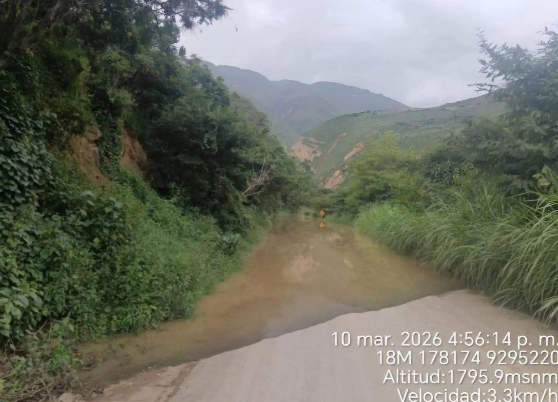 Más de 1.2 kilómetros de la vía Tingo - Chachapoyas resultaron inundadas tras el desborde del río Utcubamba a causa de un deslizamiento provocado por una lluvia intensa en la región Amazonas. ANDINA/Difusión