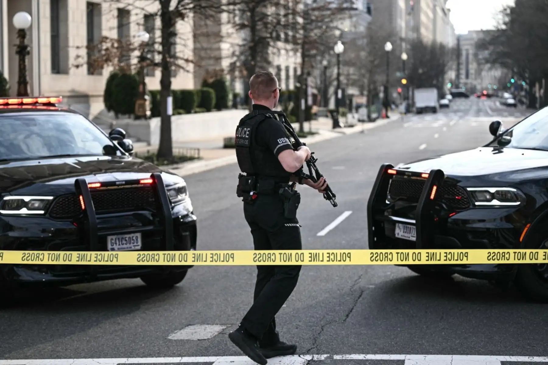 Un miembro del Servicio Secreto de EE. UU. monitorea la escena después de que un vehículo chocara contra una barrera de seguridad cerca de la Casa Blanca en Washington, D.C. Foto: AFP