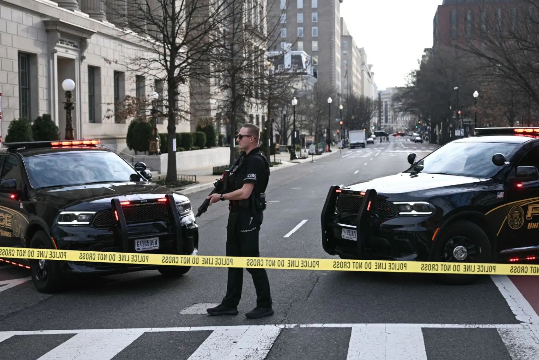 Un miembro del Servicio Secreto de EE. UU. monitorea la escena después de que un vehículo chocara contra una barrera de seguridad cerca de la Casa Blanca en Washington, D.C. Foto: AFP