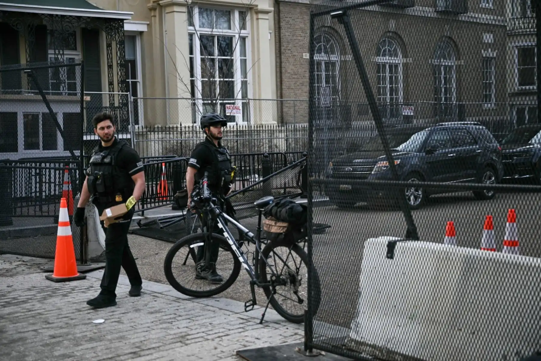 Miembros del Servicio Secreto de EE. UU. monitorean la escena después de que un vehículo chocara contra una barrera de seguridad cerca de la Casa Blanca en Washington, D.C.Foto: AFP