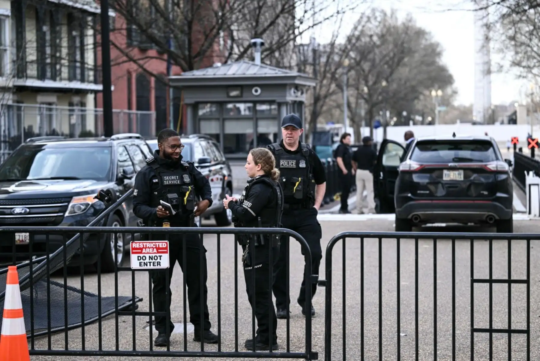 Miembros del Servicio Secreto de EE. UU. monitorean la escena después de que un vehículo chocara contra una barrera de seguridad cerca de la Casa Blanca en Washington, D.C.Foto: AFP