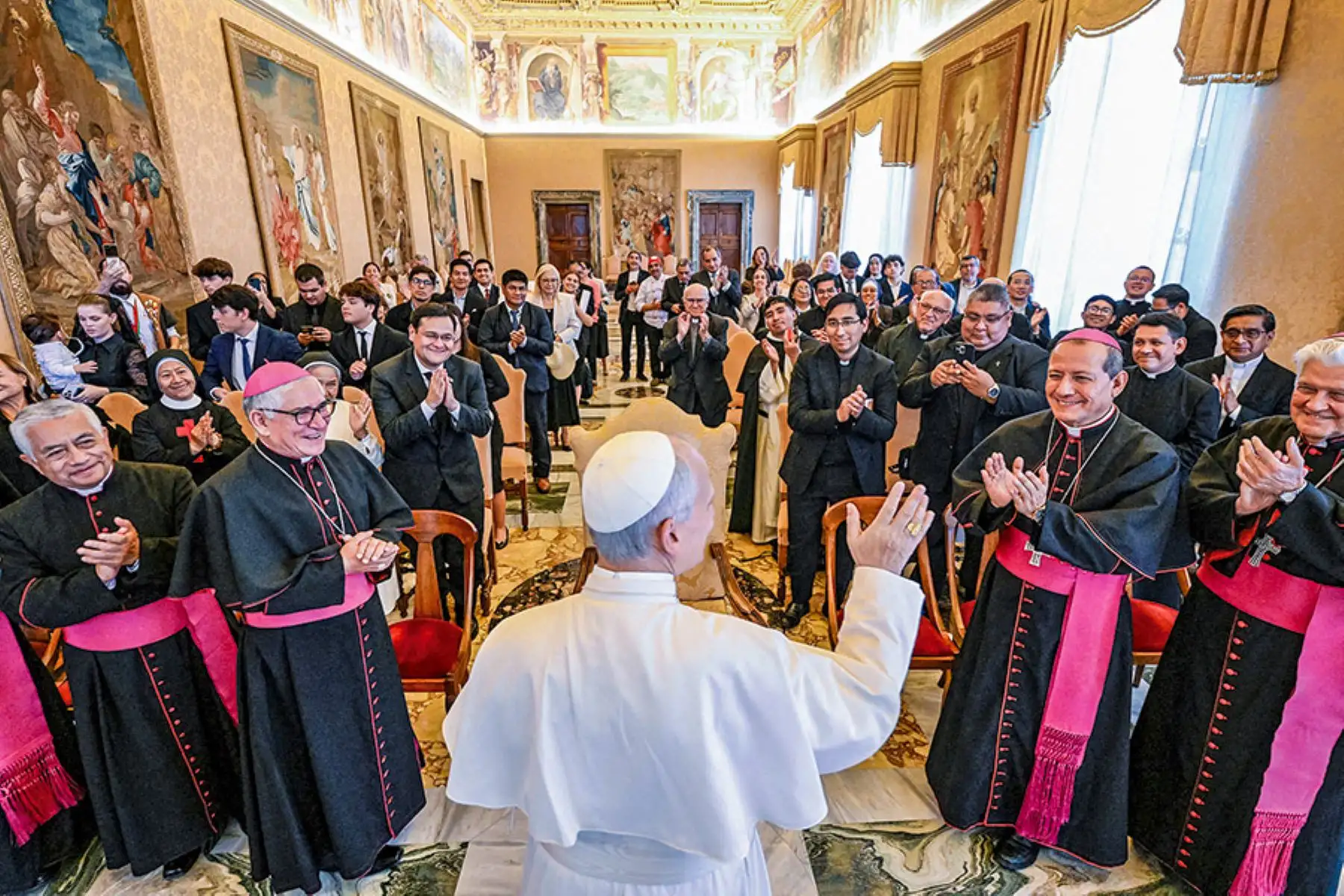 Papa León XIV rompió el protocolo y sorprendió a los obispos peruanos durante la Visita Ad Limina que realizaron en la Santa Sede en enero.