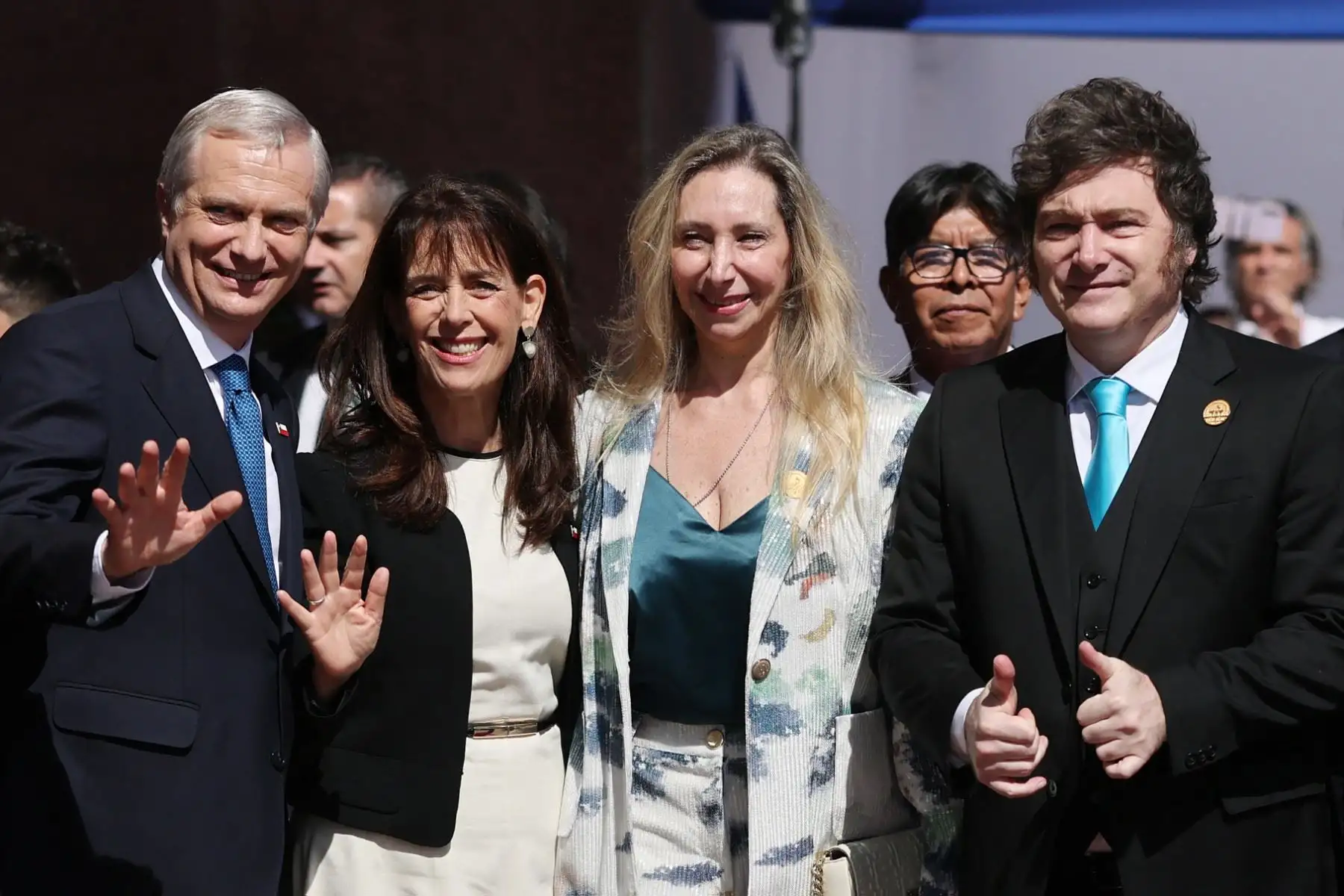 El presidente electo de Chile, José Antonio Kast, su esposa, María Pía Adriasola, la secretaria general de la Presidencia de Argentina, Karina Milei, y el presidente argentino, Javier Milei, posan para una foto a su llegada a la ceremonia de investidura del nuevo presidente de Chile, José Antonio Kast, en el Congreso Nacional en Valparaíso, Chile. Foto: AFP