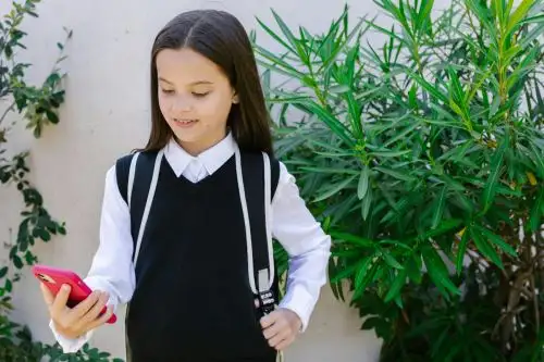 Los estudiantes pueden acceder a Classroom y Teams desde cualquier dispositivo, incluyendo celulares.