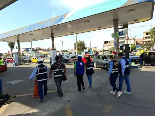 Representantes de diversas entidades del Estado han iniciado una serie de operativos de fiscalización en diversos grifos de la ciudad de Chimbote, región Áncash, con el objetivo de verificar el abastecimiento de combustibles y prevenir posibles prácticas que afecten a los consumidores. ANDINA/Difusión