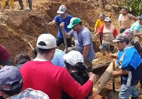 Pobladores hallaron el cuerpo de Balbina Yangua quien murió tras ser sepultada por un deslizamiento ocurrido en Ayabaca. Con ello se eleva a tres las víctimas mortales a causa de las lluvias intensas que se registran en Piura. ANDINA/Difusión