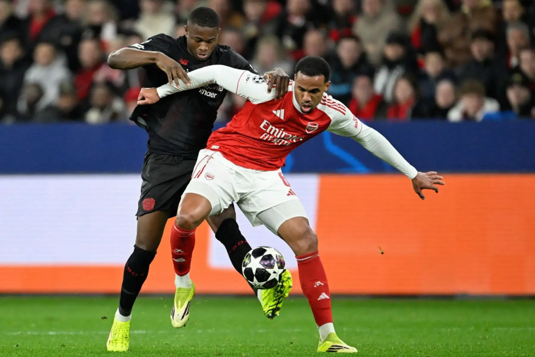 El defensa brasileño del Arsenal, Gabriel Magalhaes  y el delantero camerunés del Bayer Leverkusen, Christian Kofane, disputan el balón durante el partido de ida de los octavos de final de la UEFA Champions League, entre el Bayer 04 Leverkusen y el Arsenal, en Leverkusen, Alemania Occidental.
Foto: AFP