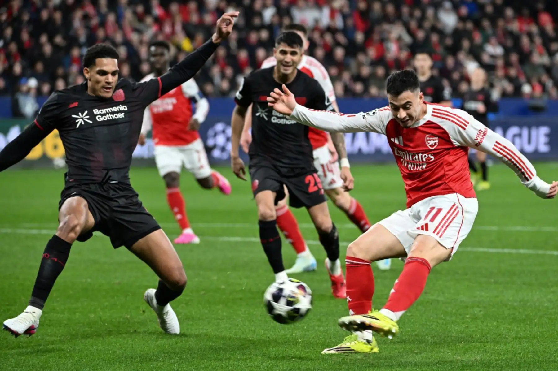 El centrocampista brasileño Gabriel Martinelli del Arsenal, patea el balón durante el partido de ida de los octavos de final de la UEFA Champions League, entre el Bayer 04 Leverkusen y el Arsenal, en Leverkusen, Alemania Occidental.
Foto: AFP