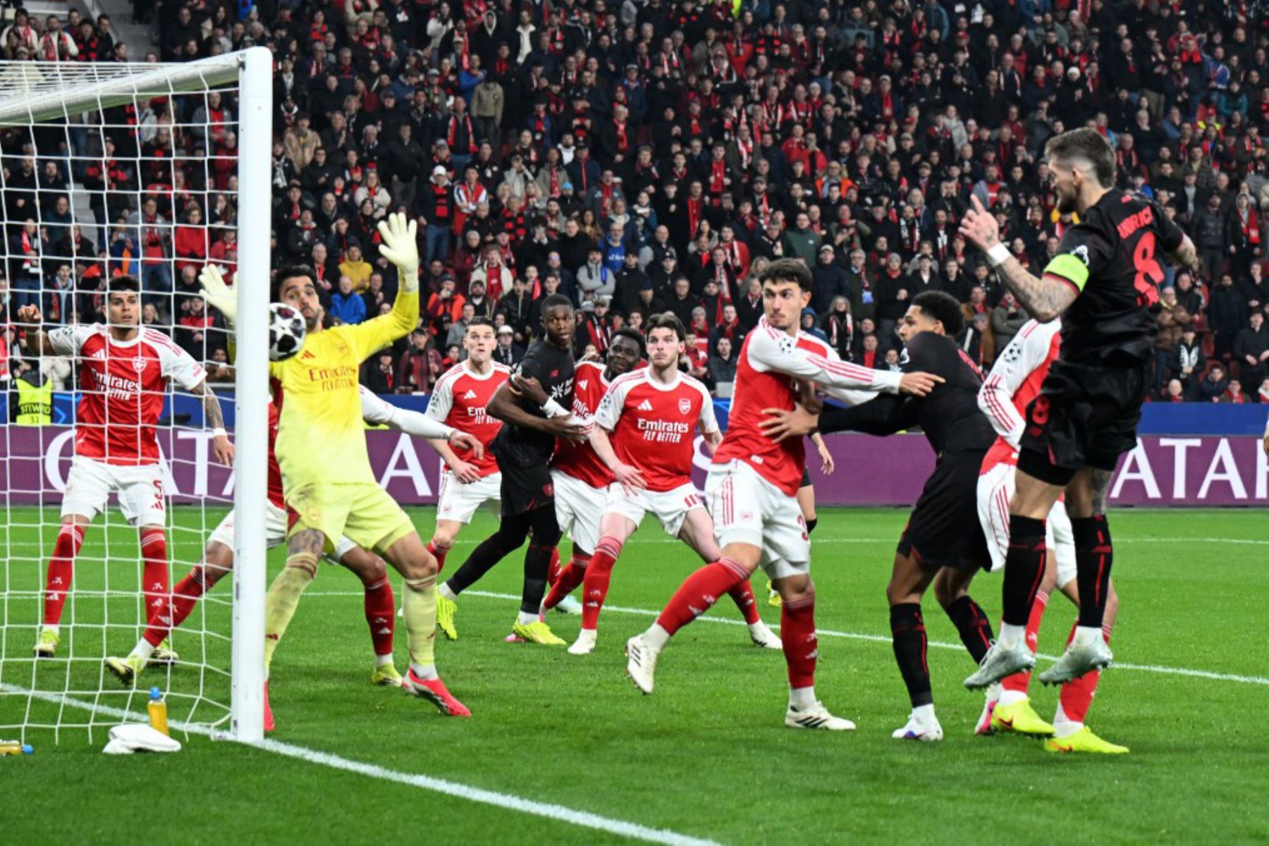 El centrocampista alemán Robert Andrich  del Bayer Leverkusen marca el primer gol de su equipo durante el partido de ida de los octavos de final de la UEFA Champions League Bayer 04 Leverkusen vs Arsenal. AFP