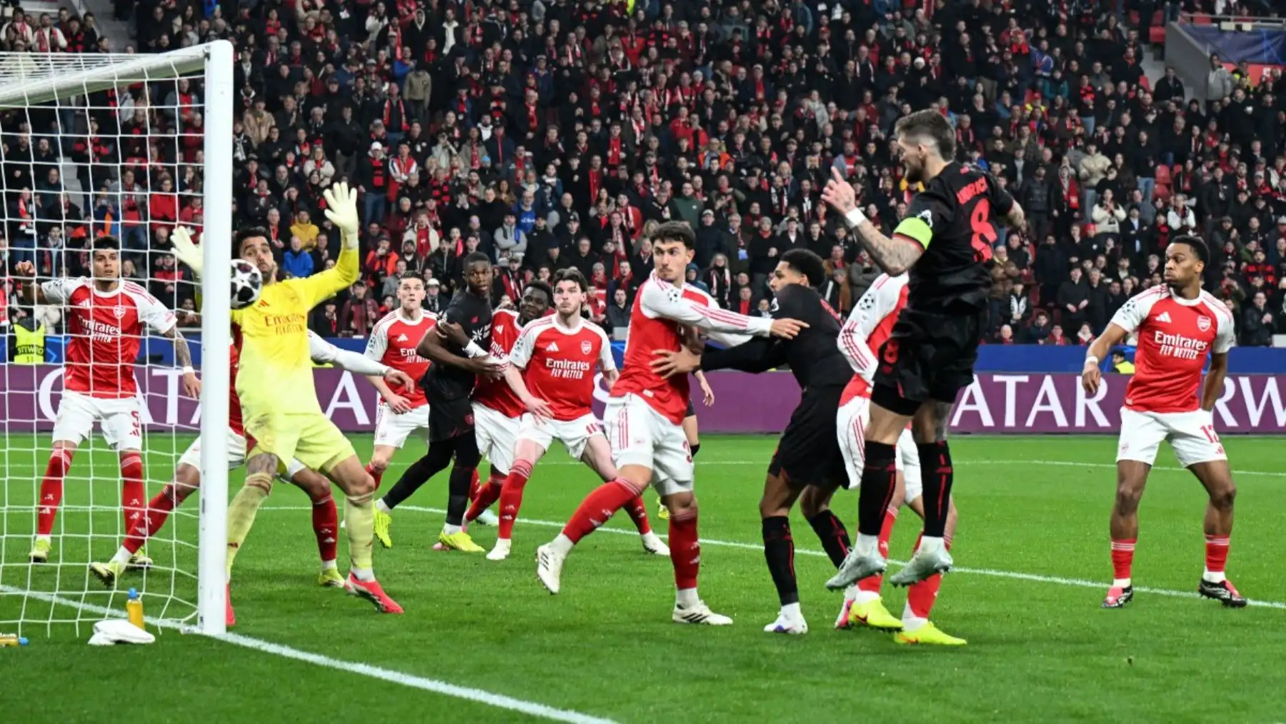 El centrocampista alemán Robert Andrich  del Bayer Leverkusen marca el primer gol de su equipo durante el partido de ida de los octavos de final de la UEFA Champions League Bayer 04 Leverkusen vs Arsenal. AFP