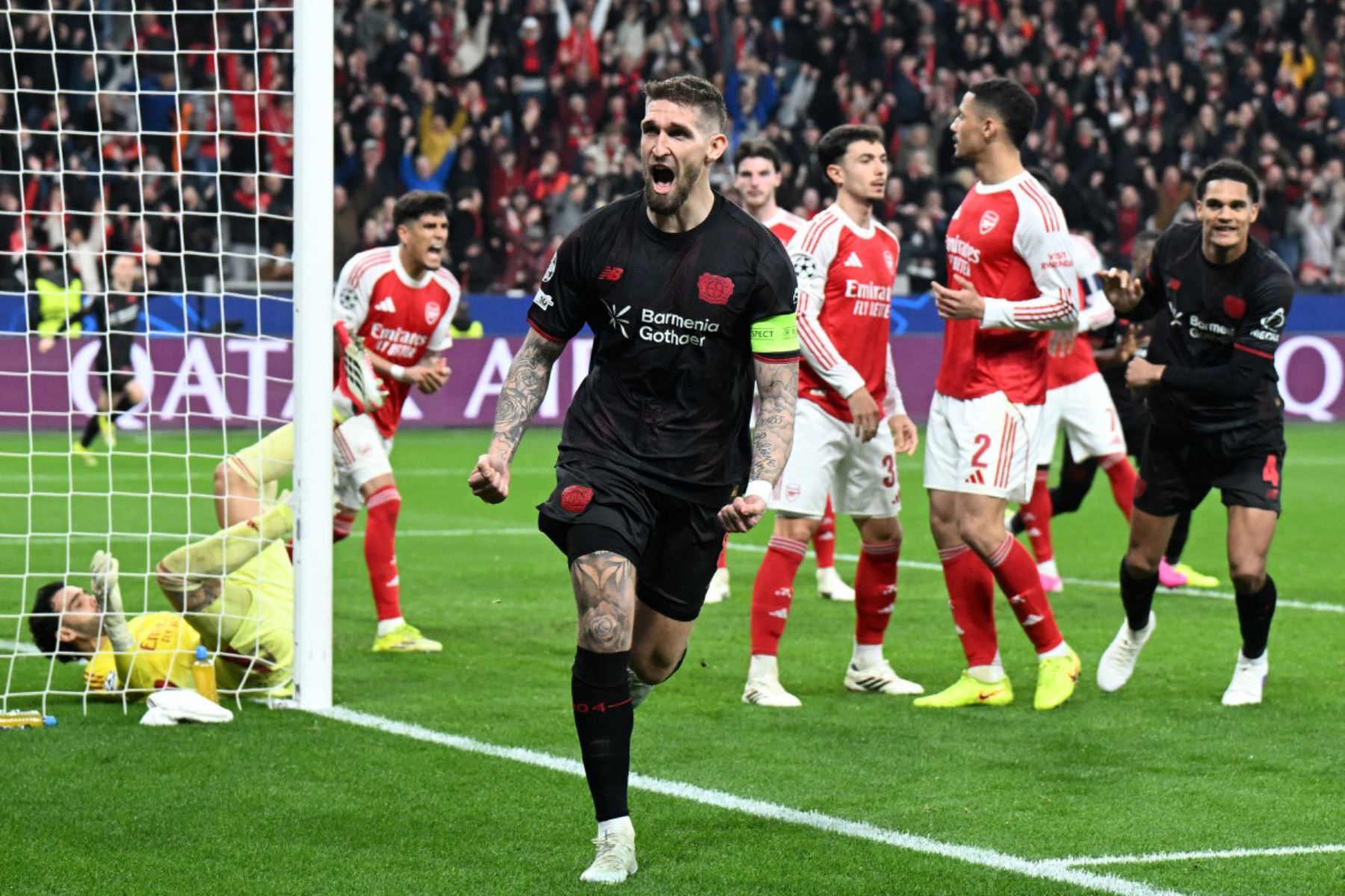 El centrocampista alemán del Bayer Leverkusen, Robert Andrich, celebra el primer gol de su equipo durante el partido de ida de los octavos de final de la UEFA Champions League Bayer 04 Leverkusen vs Arsenal. AFP