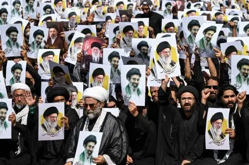 Musulmanes chiítas sostienen retratos del asesinado líder supremo de Irán, Ali Khamenei, y de su hijo, Mojtaba Khamenei, en Pakistán (imagen referencial). Foto: AFP