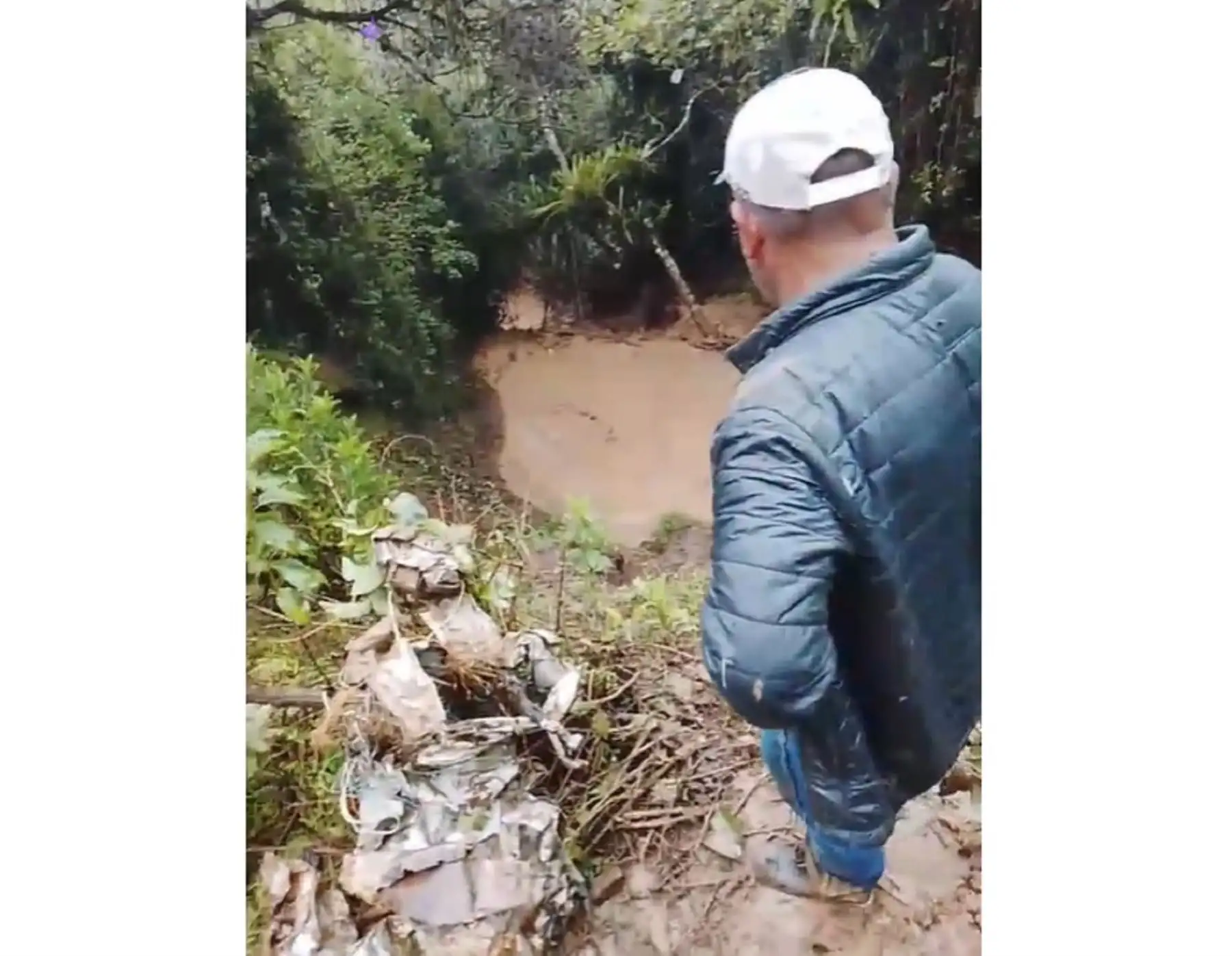 Un deslizamiento en la provincia de Ayabaca arrastró y sepultó a dos vehículos con al menos 12 pasajeros a bordo. La emergencia se suscitó en el sector Peña Llorona. ANDINA/Difusión