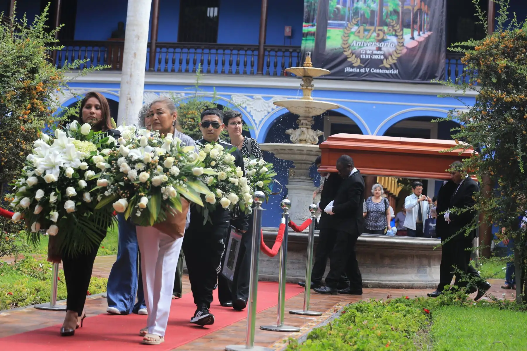 Los restos del escritor peruanos Alfredo Bryce Echenique, salen de la casona de San Marcos, donde fueron velados, rumbo a su funeral. Foto: ANDINA/Héctor Vinces
