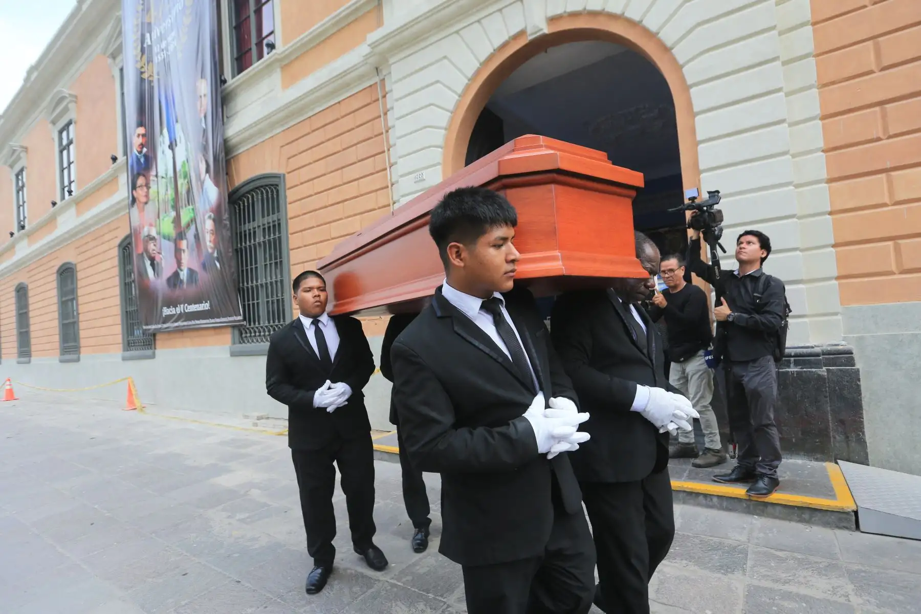 Los restos del escritor peruanos Alfredo Bryce Echenique, salen de la casona de San Marcos, donde fueron velados, rumbo a su funeral. Foto: ANDINA/Héctor Vinces