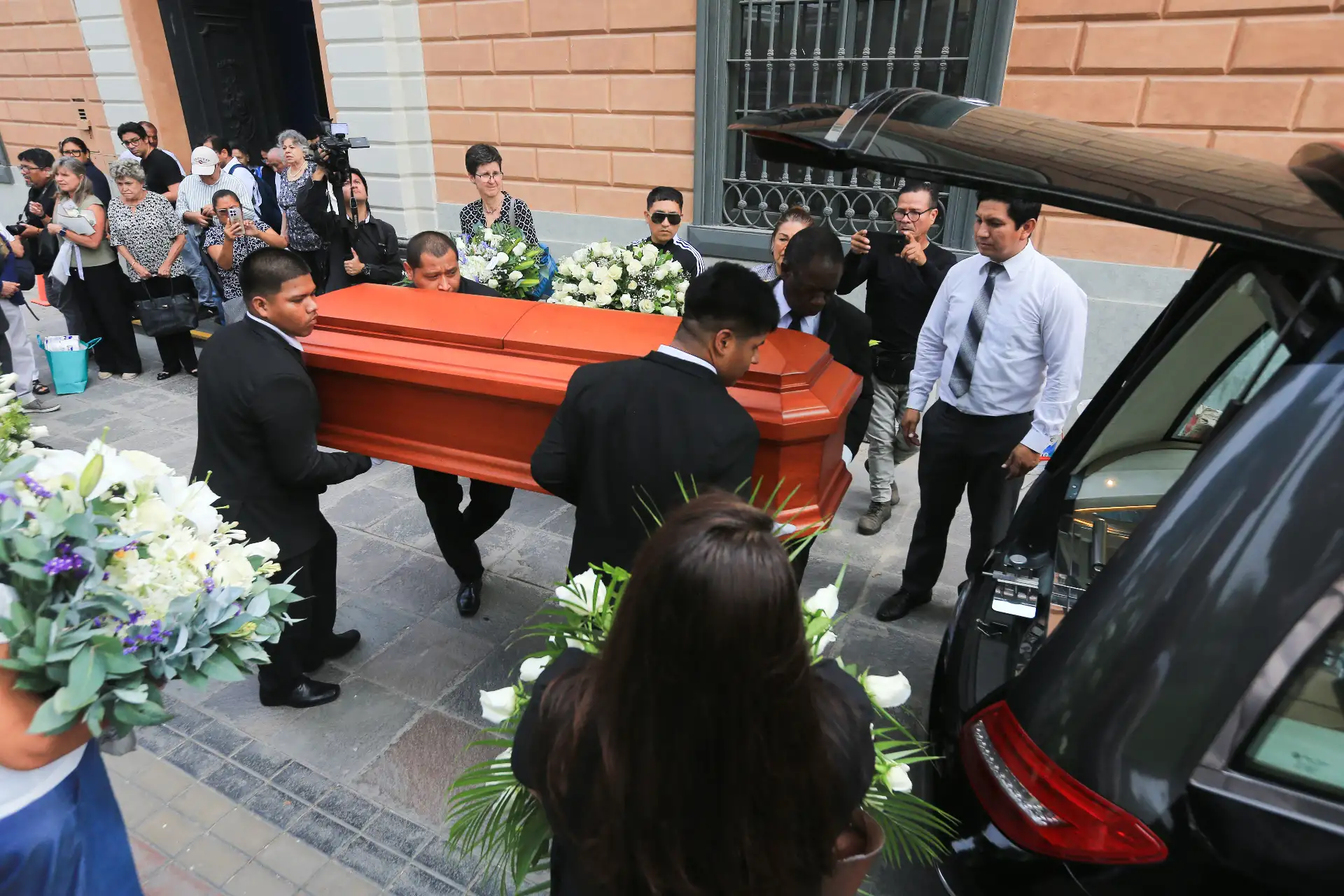 Los restos del escritor peruanos Alfredo Bryce Echenique, salen de la casona de San Marcos, donde fueron velados, rumbo a su funeral. Foto: ANDINA/Héctor Vinces