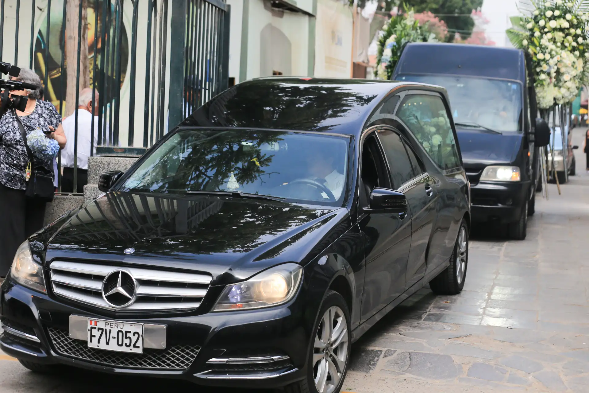 Los restos del escritor peruanos Alfredo Bryce Echenique, salen de la casona de San Marcos, donde fueron velados, rumbo a su funeral. Foto: ANDINA/Héctor Vinces
