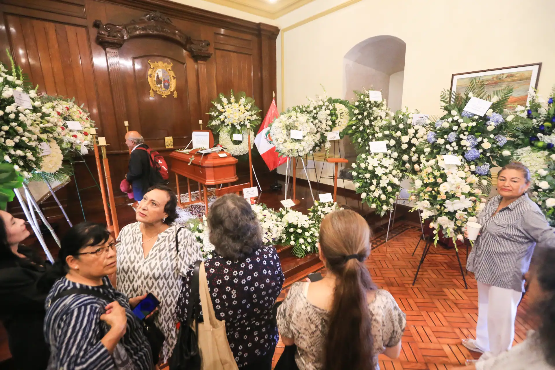 Amigos y familiares del escritor peruanos Alfredo Bryce Echenique, acuden a su velorio en la casona de San Marcos. Foto: ANDINA/Héctor Vinces