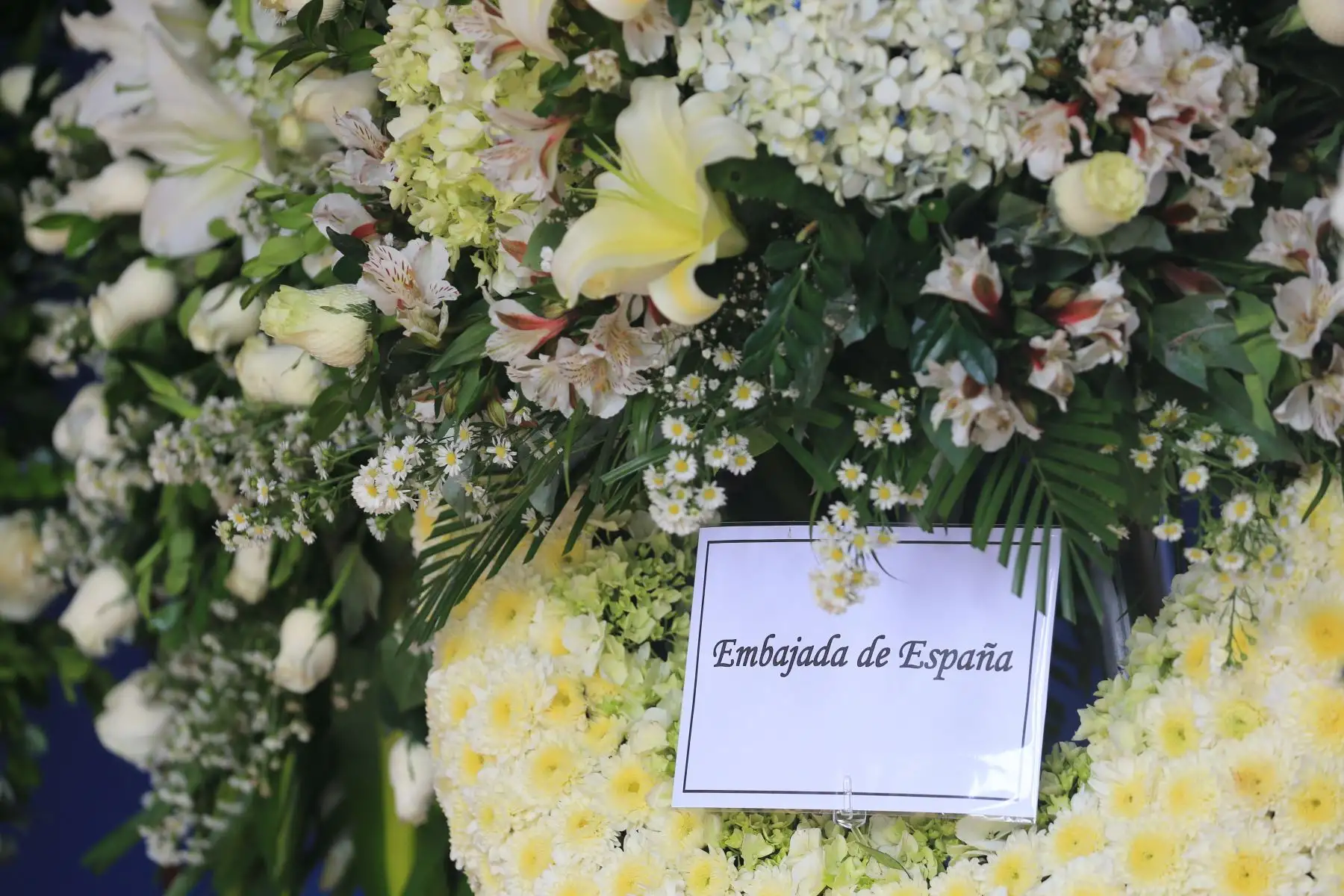 La embajada de España ofrece arreglo floral en el velorio de Bryce Echenique Foto: ANDINA/Héctor Vinces