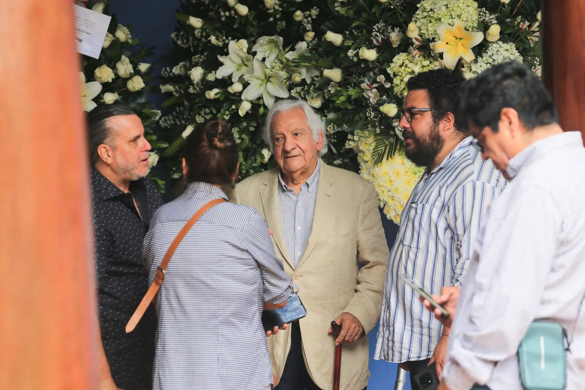 Amigos y familiares del escritor peruanos Alfredo Bryce Echenique, acuden a su velorio en la casona de San Marcos. Foto: ANDINA/Héctor Vinces