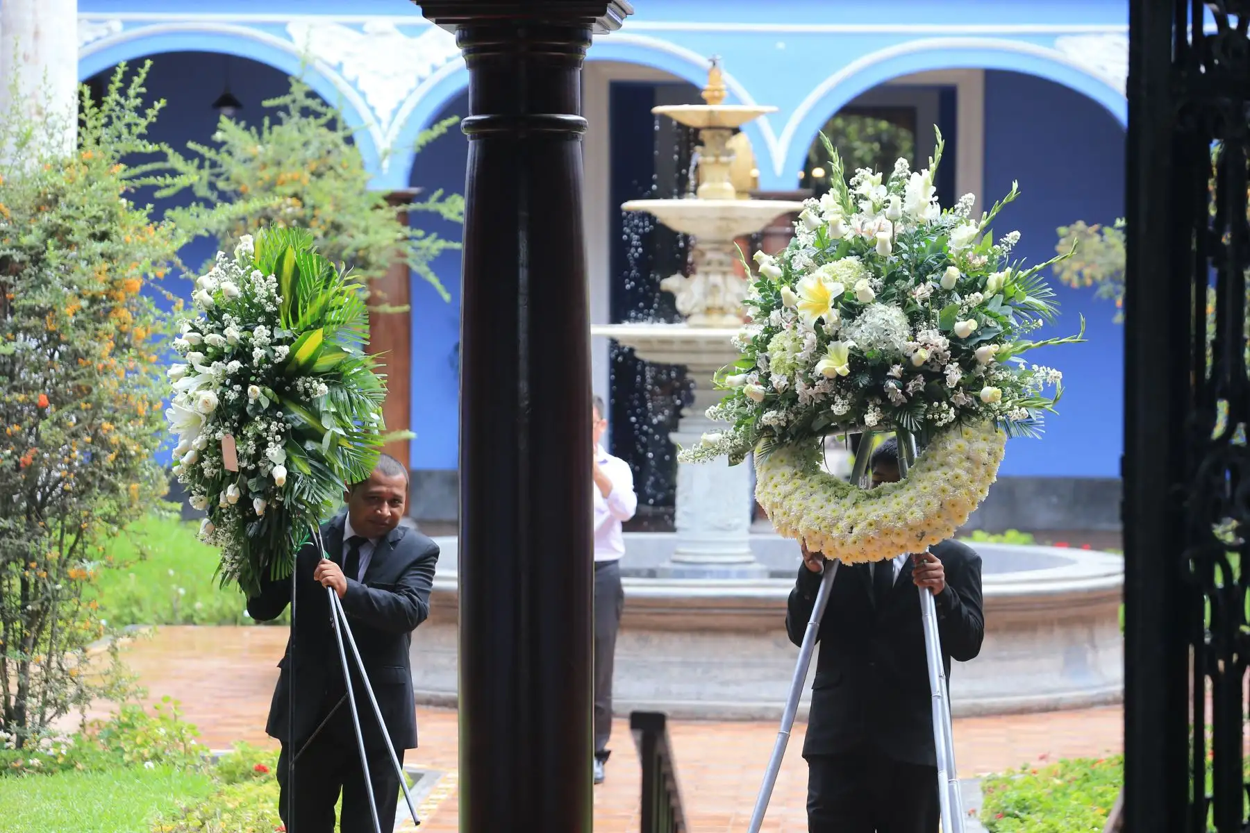 Los arreglos florales continúan llegando a la Casona de San Marcos, donde son velados los restos de nuestro querido escritor Bryce Echenique. Foto: ANDINA/Héctor Vinces
