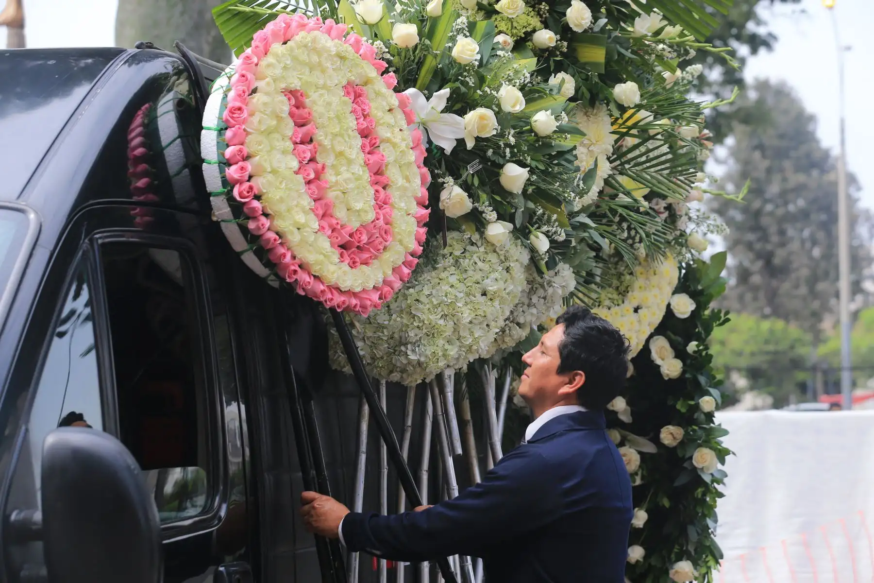 Los restos del escritor peruanos Alfredo Bryce Echenique, salen de la casona de San Marcos, donde fueron velados, rumbo a su funeral. Foto: ANDINA/Héctor Vinces