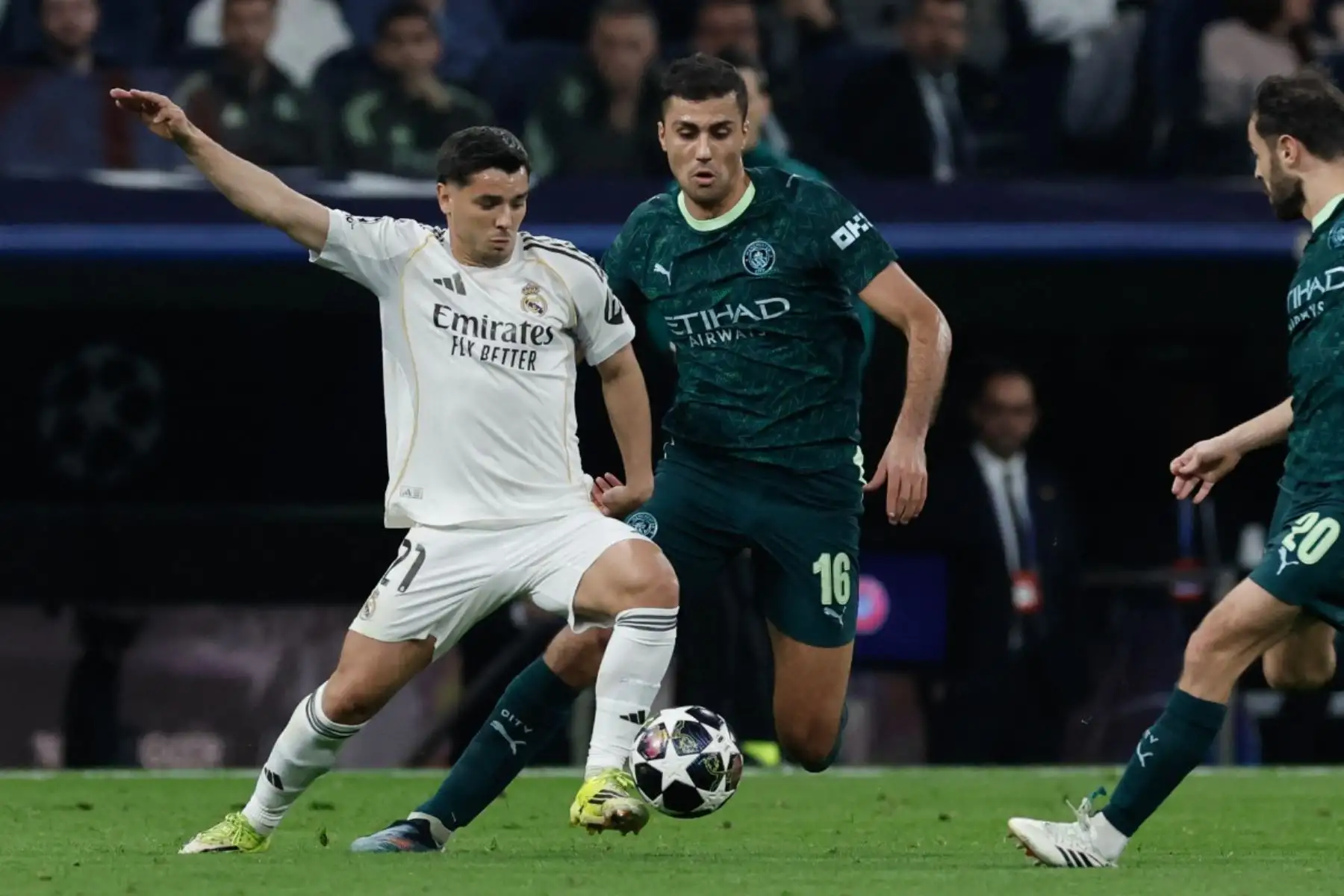El delantero marroquí  del Real Madrid, Brahim Díaz  compite por el balón con el centrocampista español  del Manchester City, Rodri, durante el partido de ida de los octavos de final de la UEFA Champions League entre el Real Madrid CF y el Manchester City. AFP