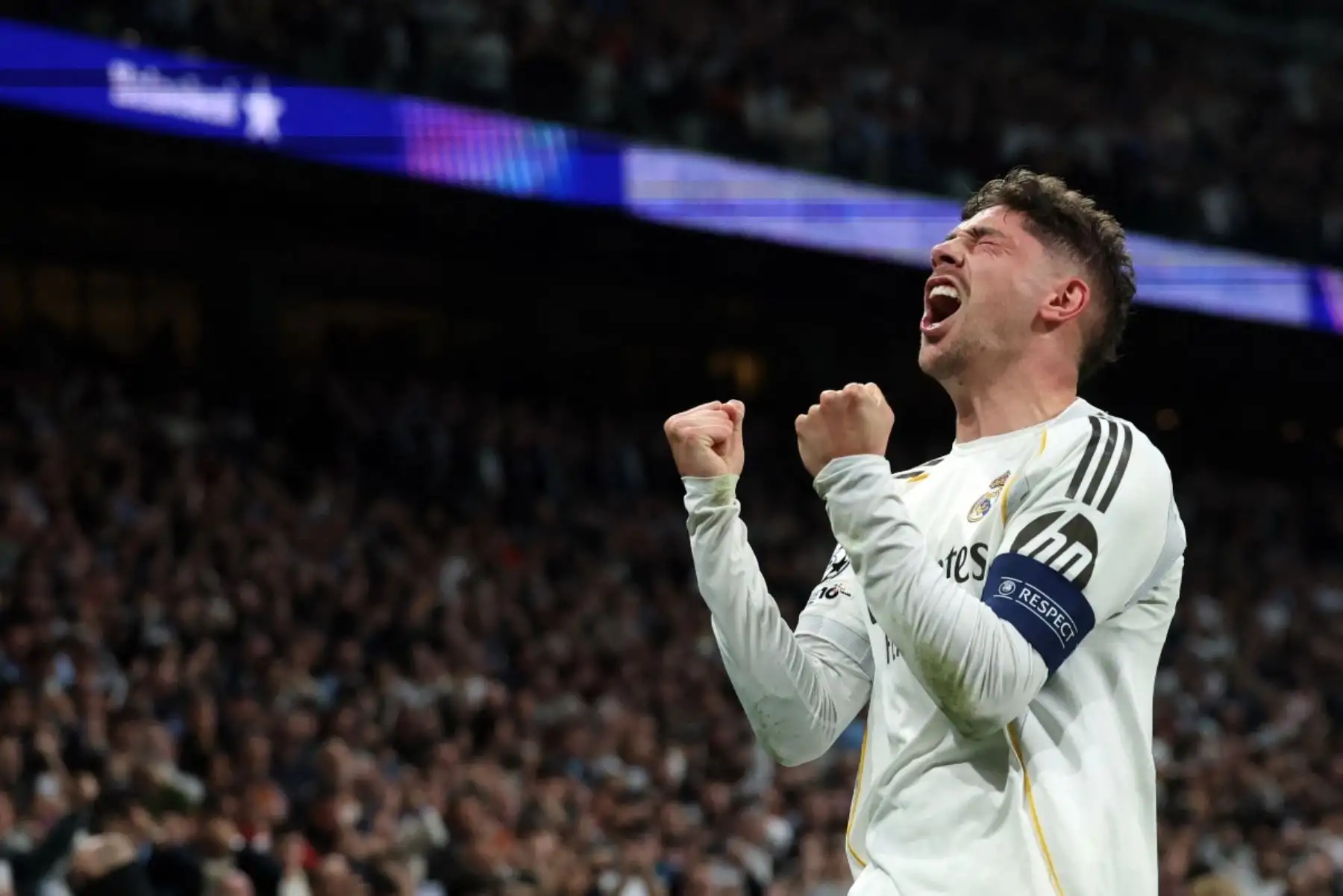 El centrocampista uruguayo  del Real Madrid, Federico Valverde, celebra el primer gol durante el partido de ida de los octavos de final de la UEFA Champions League entre el Real Madrid CF y el Manchester City. AFP