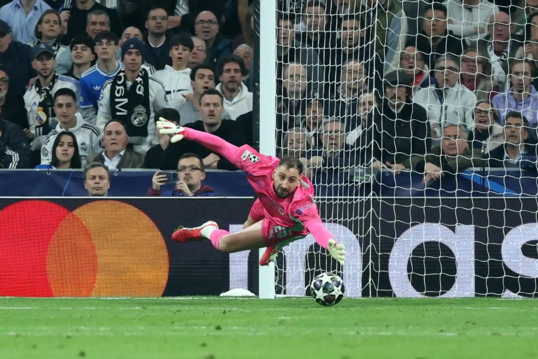 El portero italiano del Manchester City, Gianluigi Donnarumma, concede un segundo gol anotado por el centrocampista uruguayo  del Real Madrid, Federico Valverde, durante el partido de ida de los octavos de final de la UEFA Champions League entre el Real Madrid CF y el Manchester City. AFP