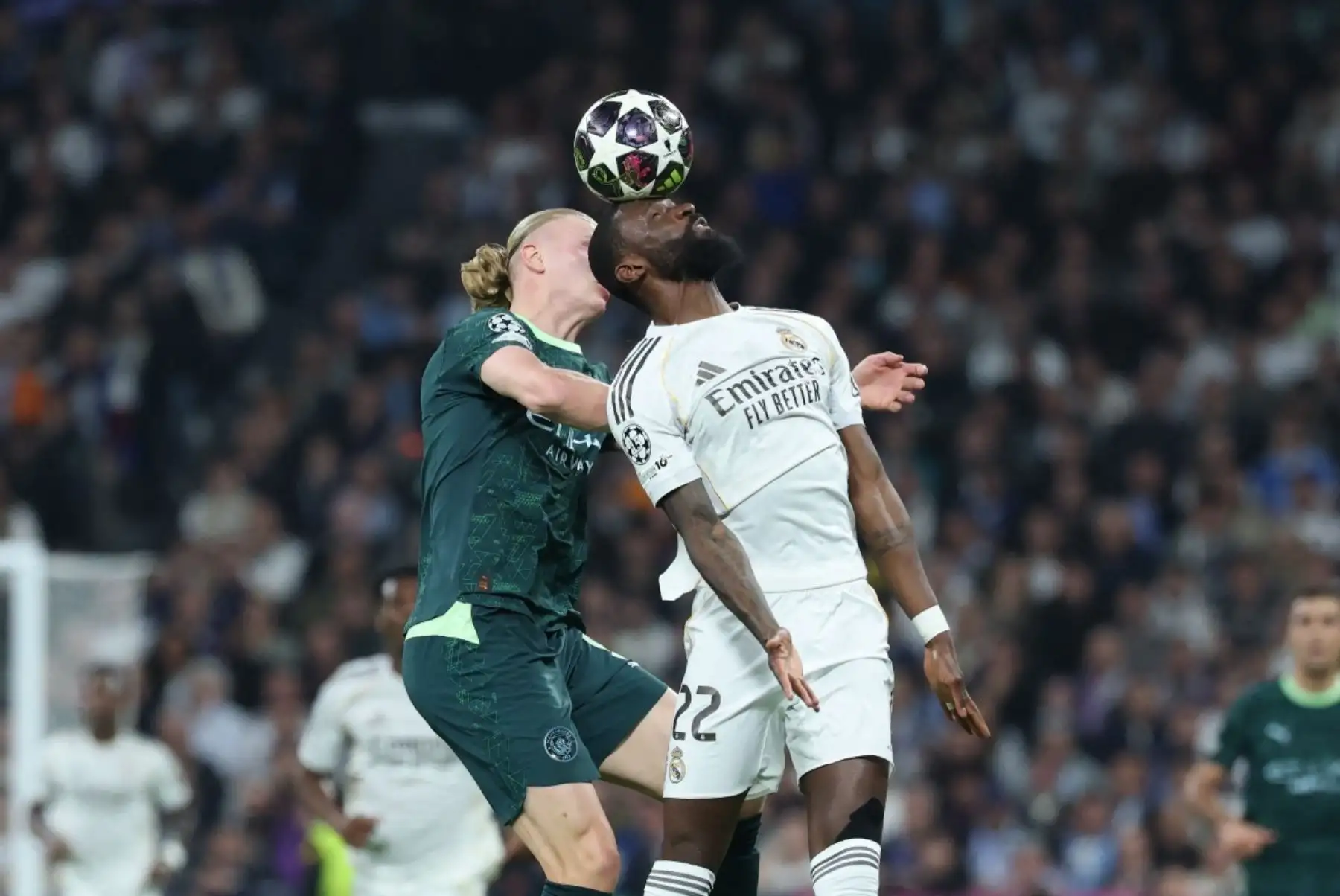 El delantero noruego  del Manchester City, Erling Haaland , y el defensa alemán del Real Madrid, Antonio Ruediger, compiten por un cabezazo durante el partido de ida de los octavos de final de la UEFA Champions League entre el Real Madrid CF y el Manchester City. AFP