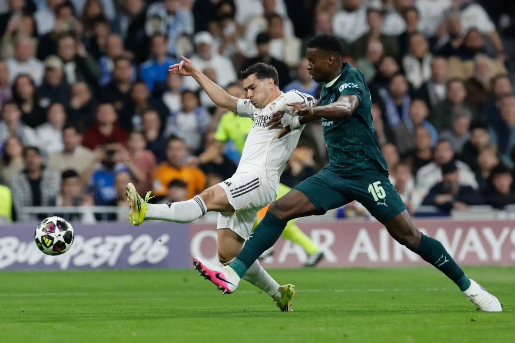 El delantero marroquí  del Real Madrid, Brahim Díaz , compite por el balón con el defensa inglés del Manchester City, Marc Guehi, durante el partido de ida de los octavos de final de la UEFA Champions League entre el Real Madrid CF y el Manchester City. AFP