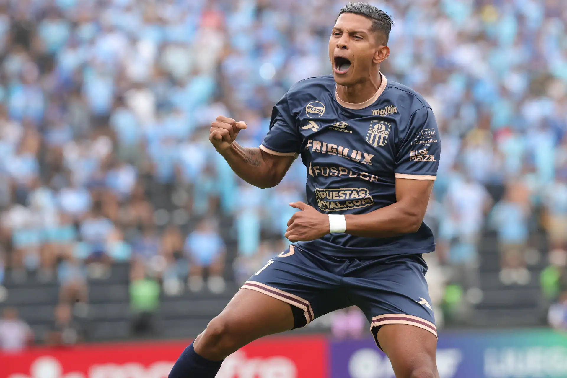 El futbolista de Carabobo Edson Castillo celebra su gol ante Sporting Cristal en el duelo de vuelta de la Fase 3 de la Copa Libertadores 2026, disputado en el Estadio Alejandro Villanueva de Lima. Foto: ANDINA/Carlos Américo Lezama Villantoy