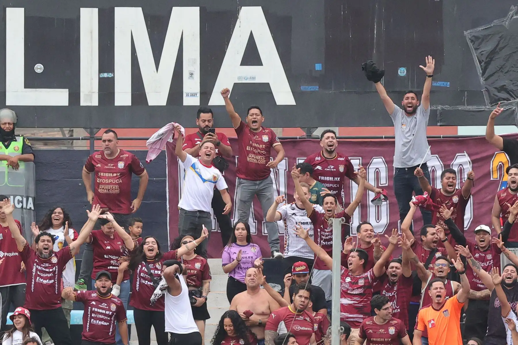 Hinchas venezolanos del Carabobo celebran el primer gol contra Sporting Cristal durante el partido de la Fase 3 de la Copa Libertadores 2026 en el Estadio Alejandro Villanueva de Lima. Foto: ANDINA/Carlos Américo Lezama Villantoy