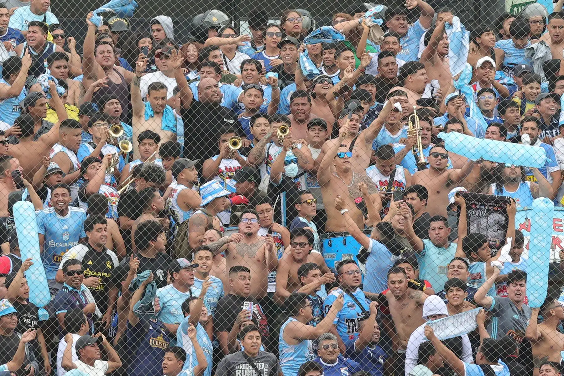 Hinchas celestes alientan a su equipo durante el partido entre Sporting Cristal y Carabobo de Venezuela por  la Fase 3 de la Copa Libertadores 2026 en el Estadio Alejandro Villanueva de Lima. Foto: ANDINA/Carlos Américo Lezama Villantoy