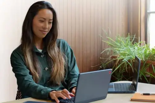 A través de videos breves, gratuitos y en español, las personas pueden acceder de forma online a conocimientos básicos y avanzados para mejorar sus habilidades digitales, aprender IA y ser parte de la construcción del futuro del trabajo.