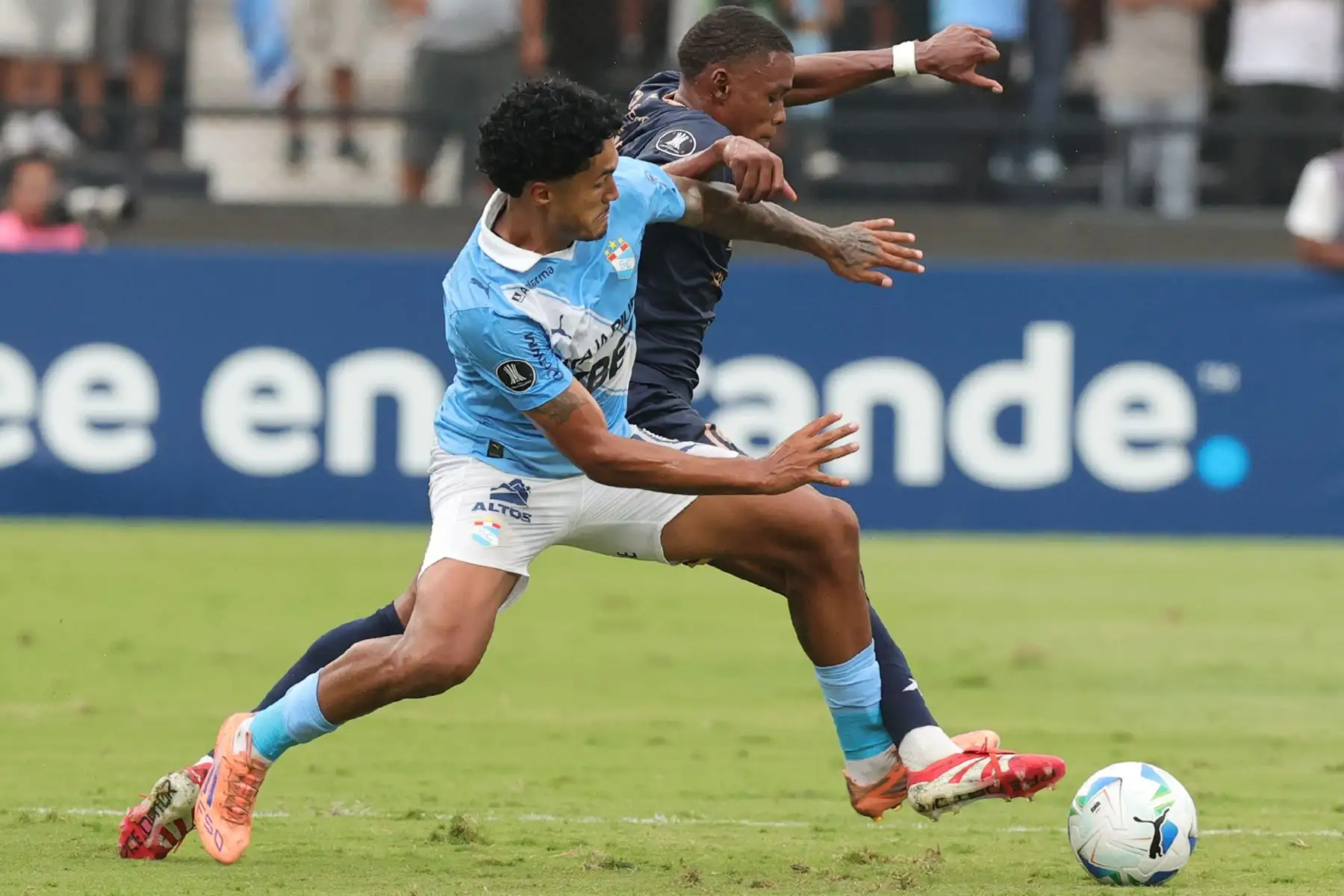 Cristiano Da Silva de Sporting Cristal disputa el balón con el futbolista de Carabobo, Joshuan Berríos durante el partido de la Fase 3 de la Copa Libertadores 2026 en el Estadio Alejandro Villanueva de Lima. Foto: ANDINA/Carlos Américo Lezama Villantoy