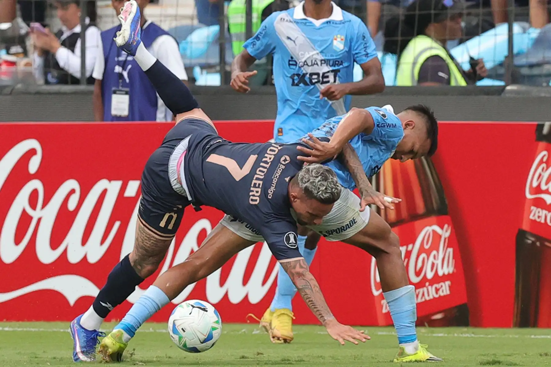 Martín Tavara de Sporting Cristal y Edson Tortolero de Carabobo luchan por el balón en el duelo de vuelta de la Fase 3 de la Copa Libertadores 2026, disputado en el Estadio Alejandro Villanueva de Lima. Foto: ANDINA/Carlos Américo Lezama Villantoy