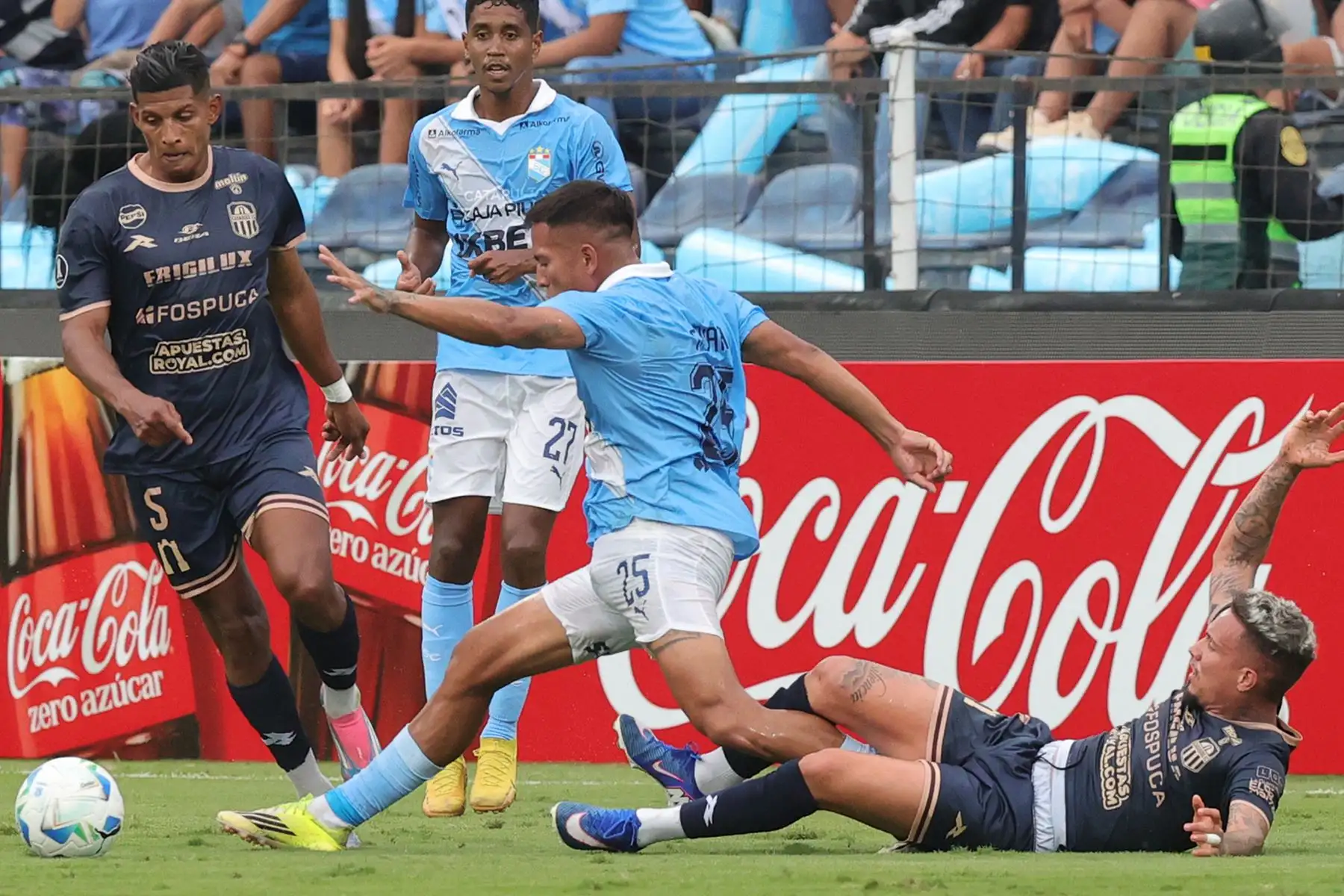Martín Tavara de Sporting Cristal disputa el balón con el futbolista de Carabobo Edson Tortolero durante el partido de la Fase 3 de la Copa Libertadores 2026 en el Estadio Alejandro Villanueva de Lima. Foto: ANDINA/Carlos Américo Lezama Villantoy