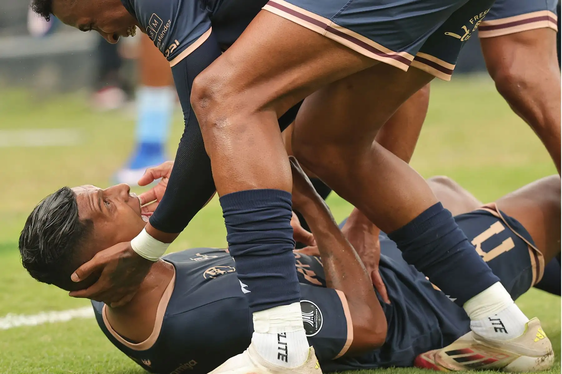 El futbolista de Carabobo Edson Castillo celebra su segundo gol ante Sporting Cristal en el duelo de vuelta de la Fase 3 de la Copa Libertadores 2026, disputado en el Estadio Alejandro Villanueva de Lima. Foto: ANDINA/Carlos Américo Lezama Villantoy