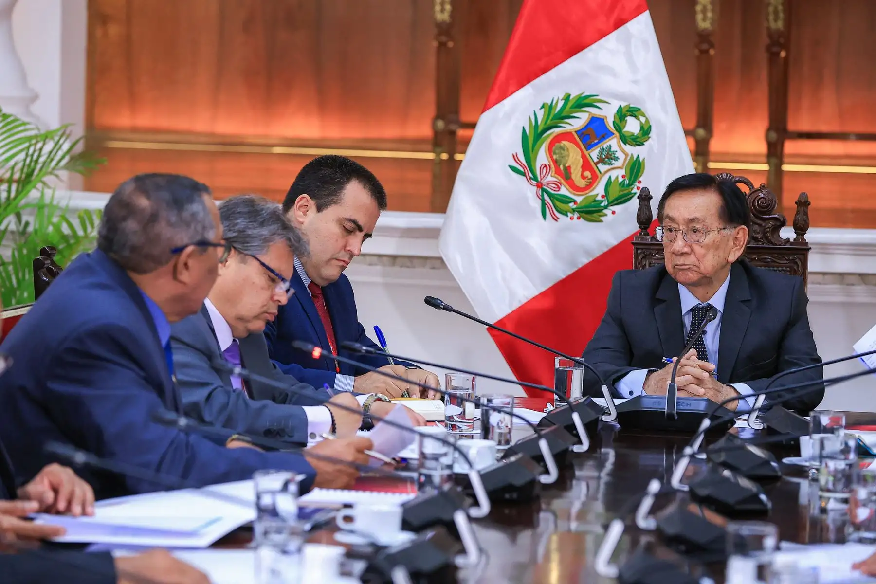 El presidente de la República José María Balcázar sostuvo una reunión de trabajo con representantes de la Asociación Nacional de Universidades Públicas del Perú (ANUPP), junto al ministro de Educación y el congresista Edgar Tello, para escuchar de primera mano las principales necesidades de las casas de estudio. Foto: ANDINA/Prensa Presidencia