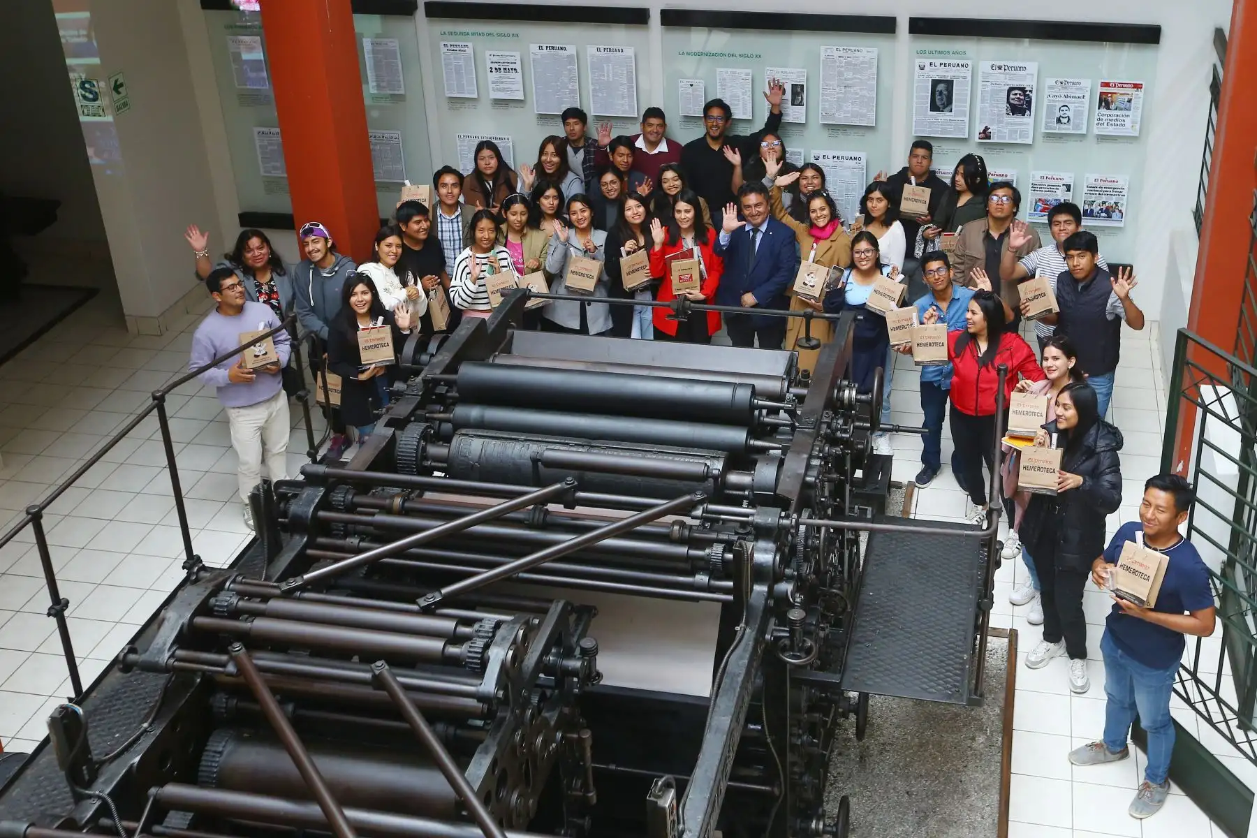 El director de Medios Periodísticos de Editora Perú, Félix Paz Quiroz, expone ante estudiantes de la UpeU. Foto: ANDINA/Eddy Ramos