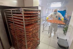 El productor de trucha ahumada de Junín Omar Salazar ahora piensa procesar paiche, salmón y tilapia. Foto: Sanipes