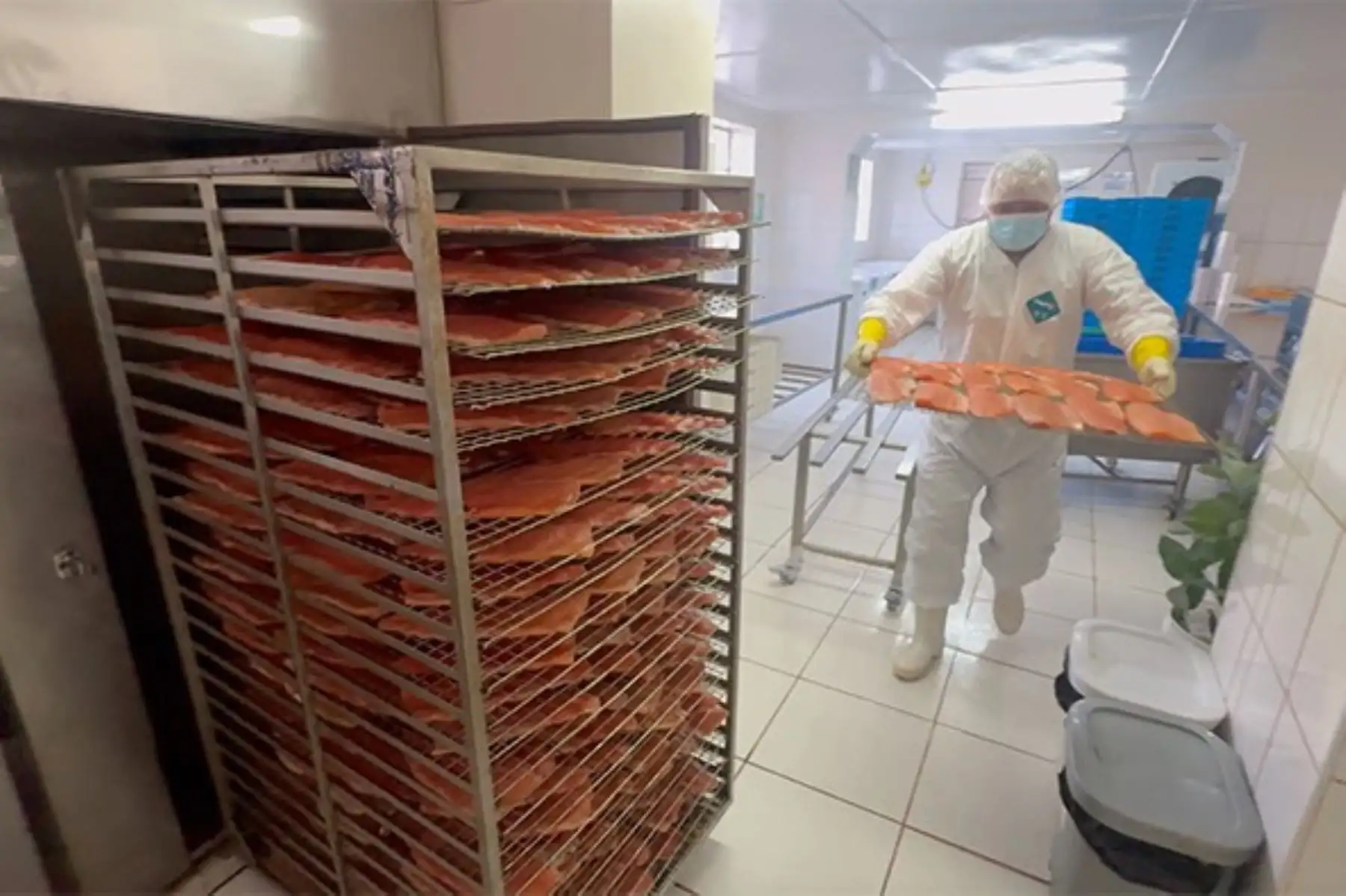 El productor de trucha ahumada de Junín Omar Salazar ahora piensa procesar paiche, salmón y tilapia. Foto: Sanipes